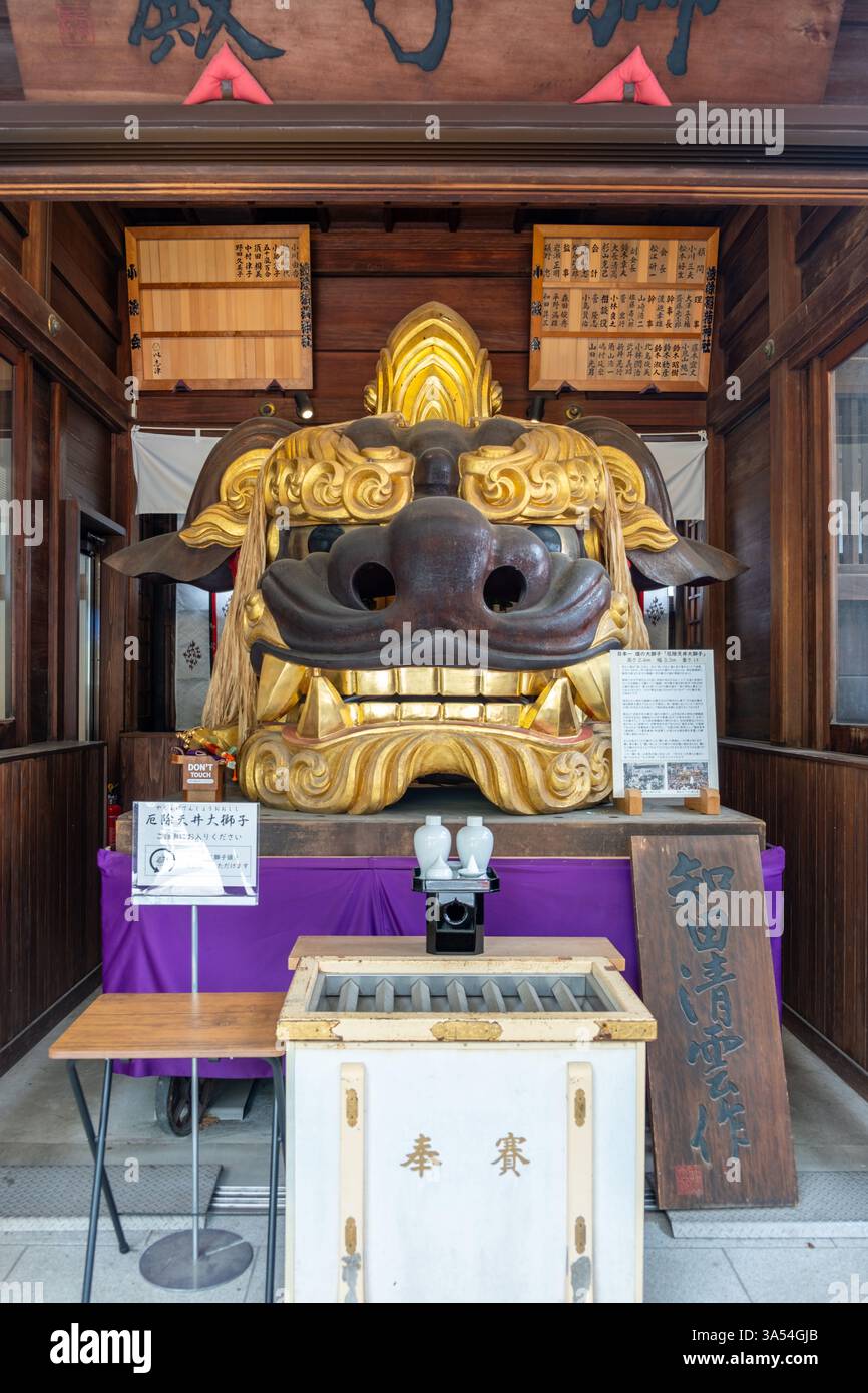 Golden shishi hi-res stock photography and images - Alamy Golden shishi hi-res stock photography and images - Alamy