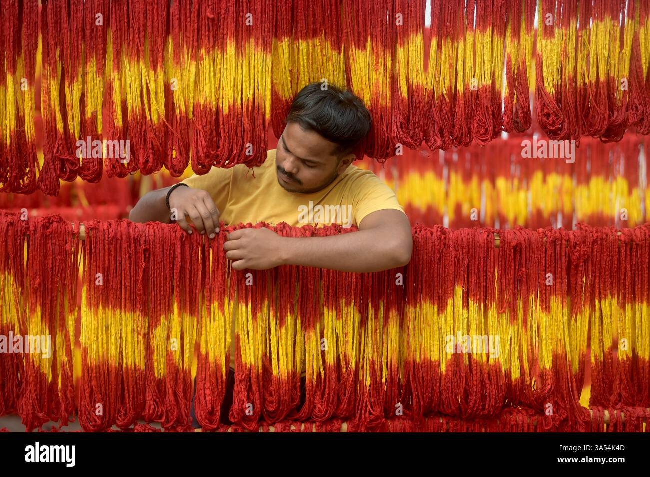 Ramzan Ravi Thread Prayagraj, Uttar Pradesh, India. 21st Mar, 2025. Prayagraj: A worker ...