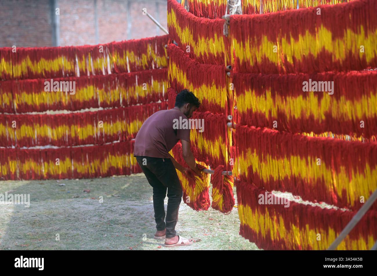Ramzan Ravi Thread Prayagraj, Uttar Pradesh, India. 21st Mar, 2025. Prayagraj: A worker ...