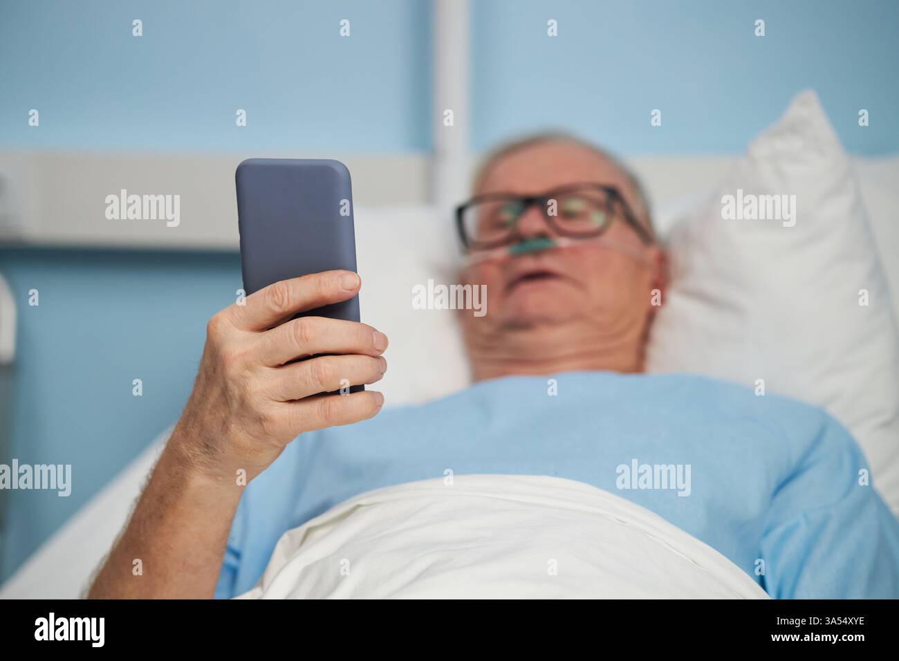Elderly man in hospital bed hi-res stock photography and images - Alamy