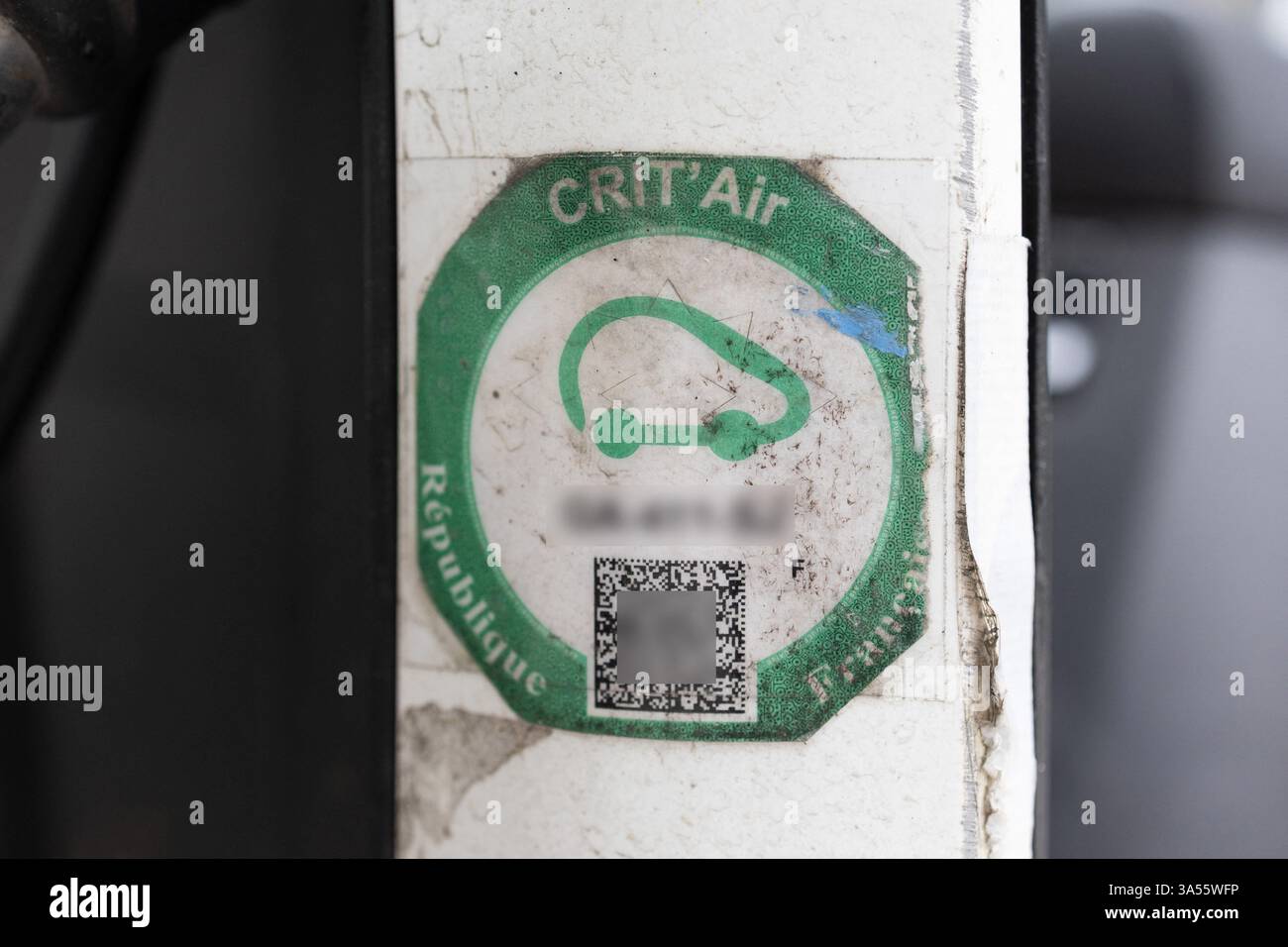 Crit sticker hi-res stock photography and images - Alamy