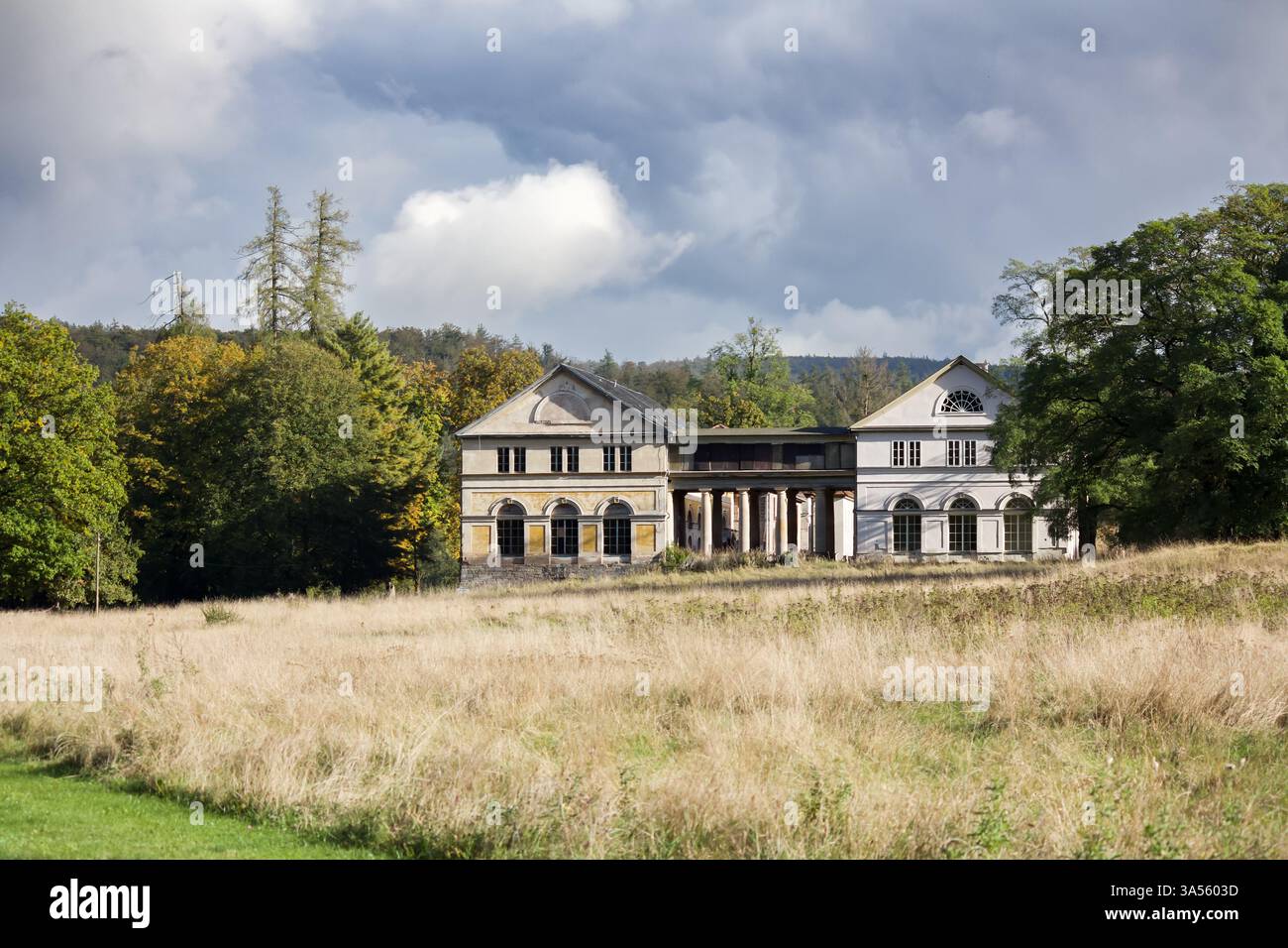 Forgotten manor hi-res stock photography and images - Alamy