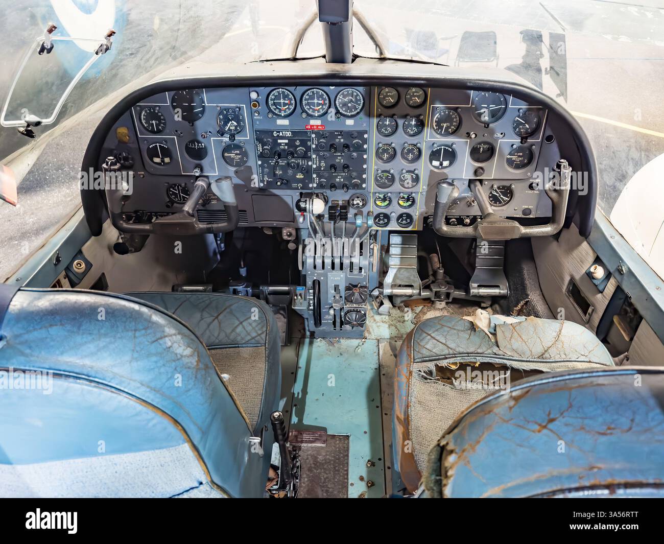 Analog flight deck instrument hi-res stock photography and images - Alamy