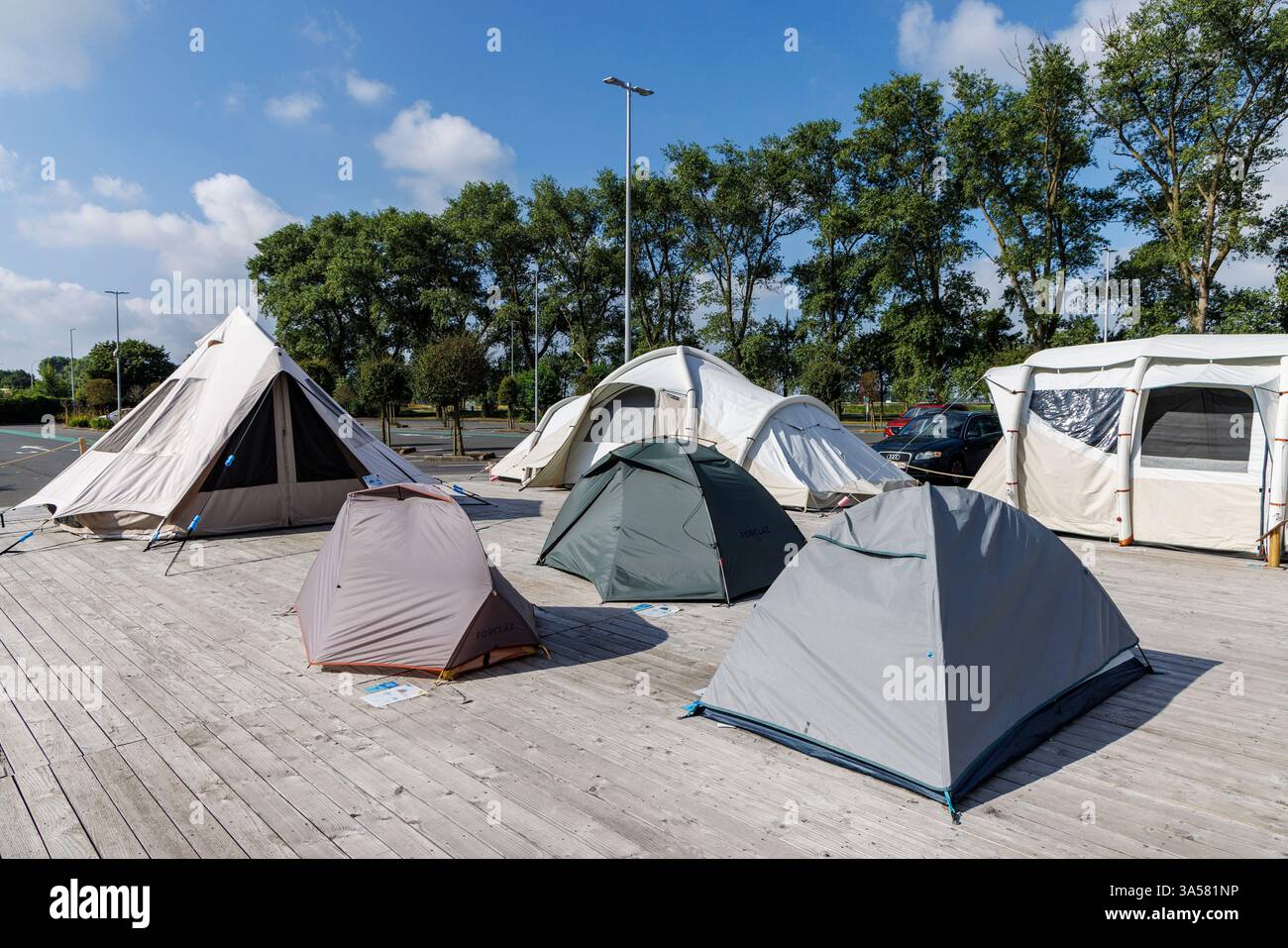 Camping shop shop hi-res stock photography and images - Alamy