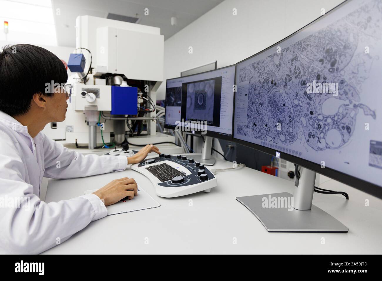 (250322) -- BEIJING, March 22, 2025 (Xinhua) -- An engineer from the ...