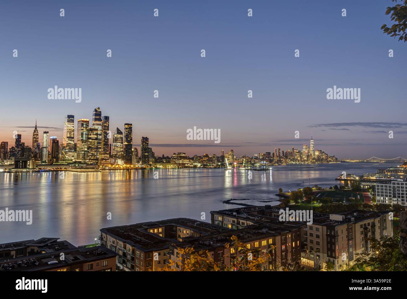 The skyline of Manhattan, New York City, and the Hudson River at ...