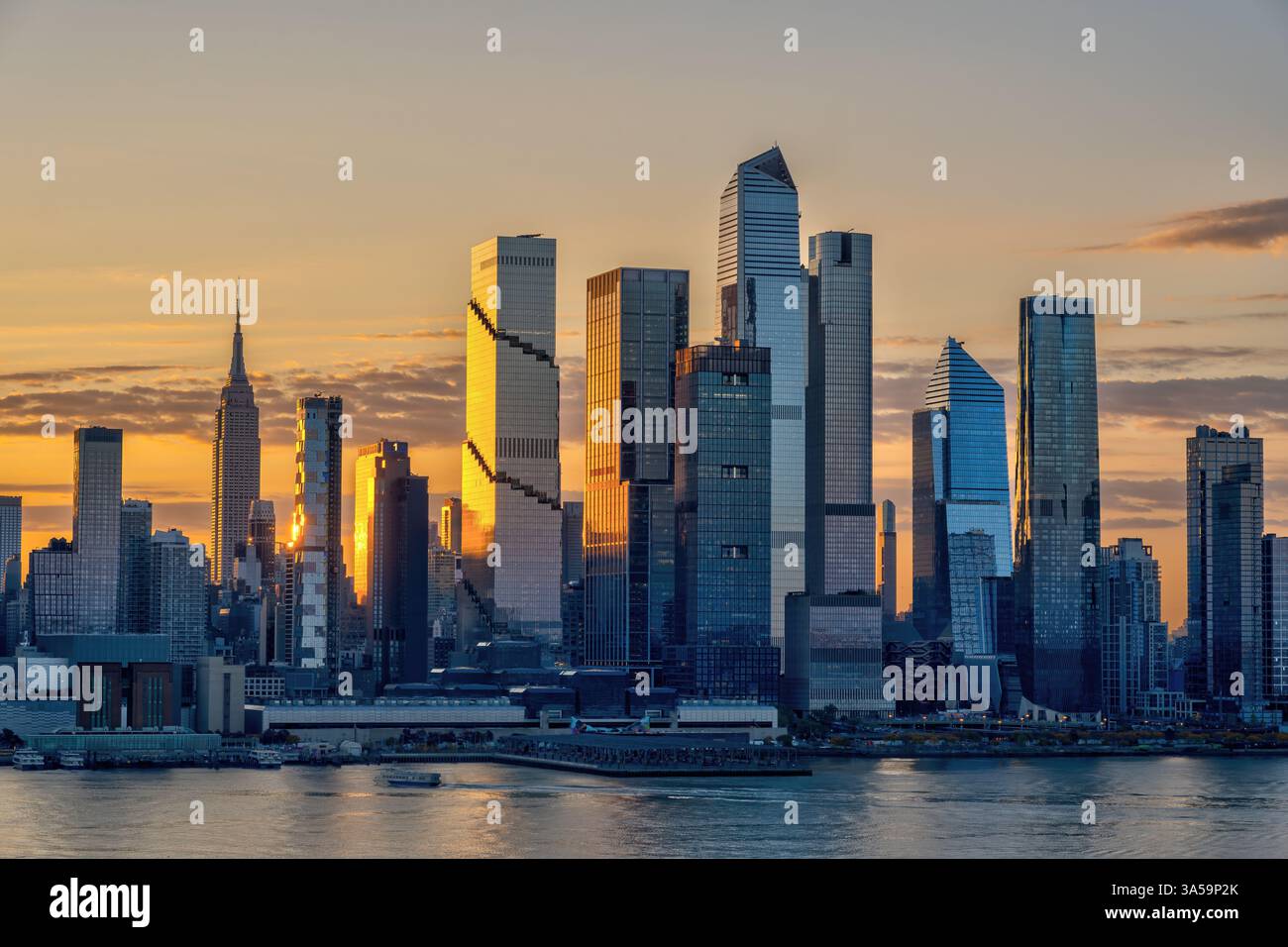 The skyline of Midtown Manhattan in New York with the famous Empire ...