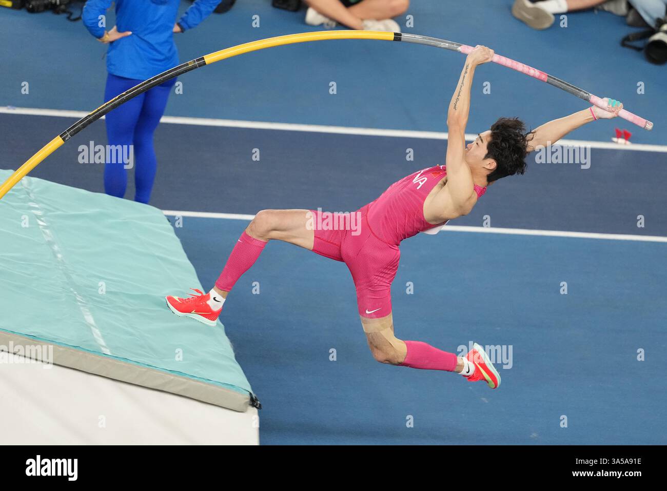 (250322) -- NANJING, March 22, 2025 (Xinhua) -- Li Chenyang of China ...