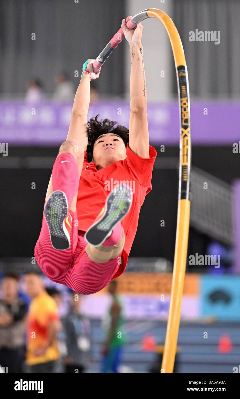(250322) -- NANJING, March 22, 2025 (Xinhua) -- Li Chenyang of China ...