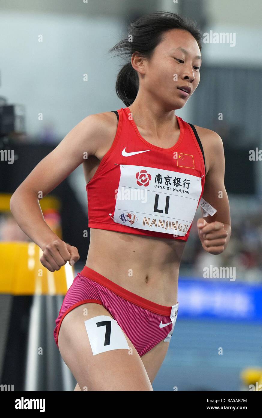 (250322) -- NANJING, March 22, 2025 (Xinhua) -- Li Yuan of China ...