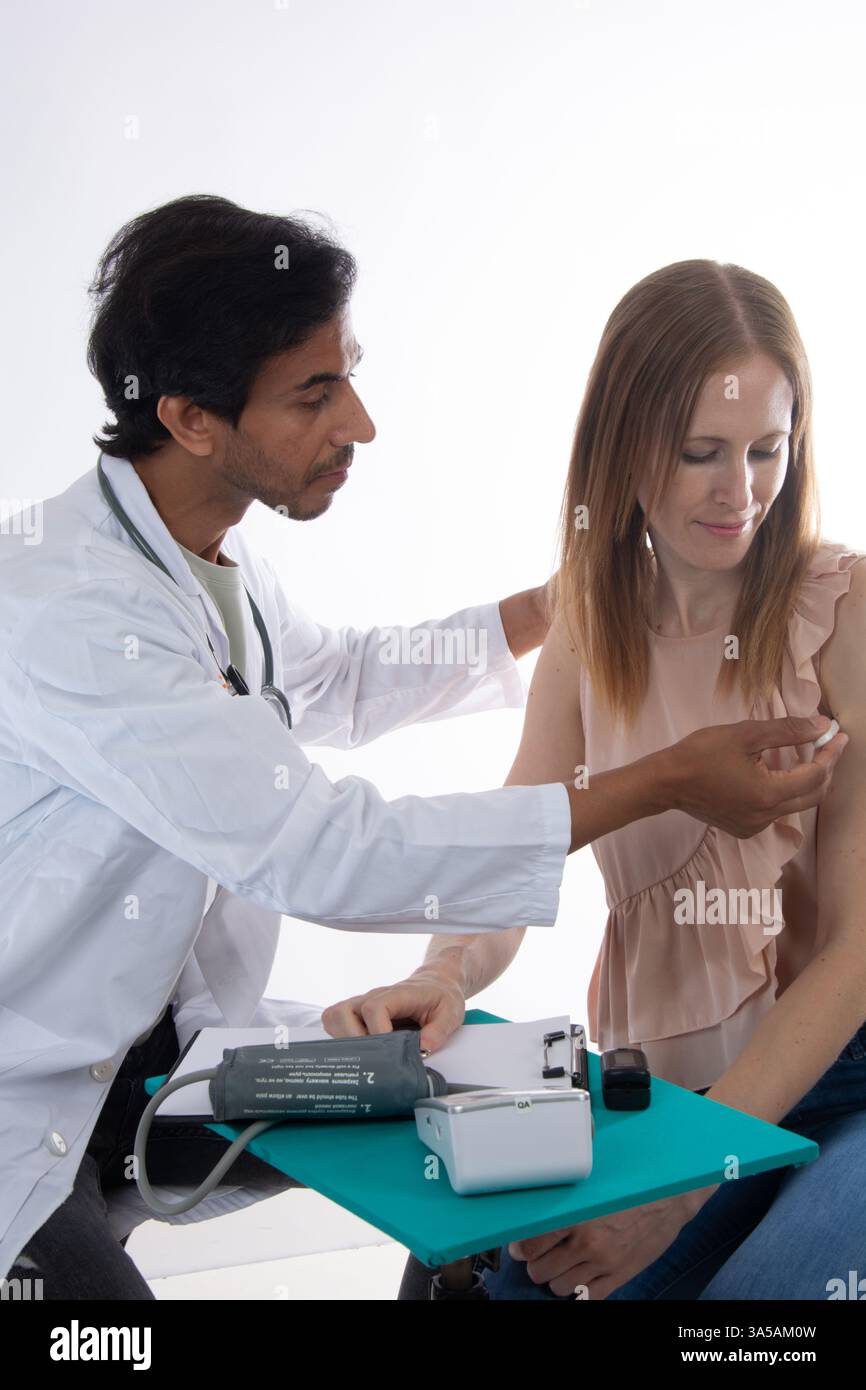 Doctor giving injection patient hi-res stock photography and images - Alamy