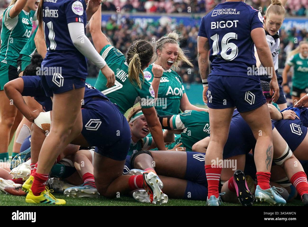 Ireland players celebrate their third try during the Guinness Women's ...