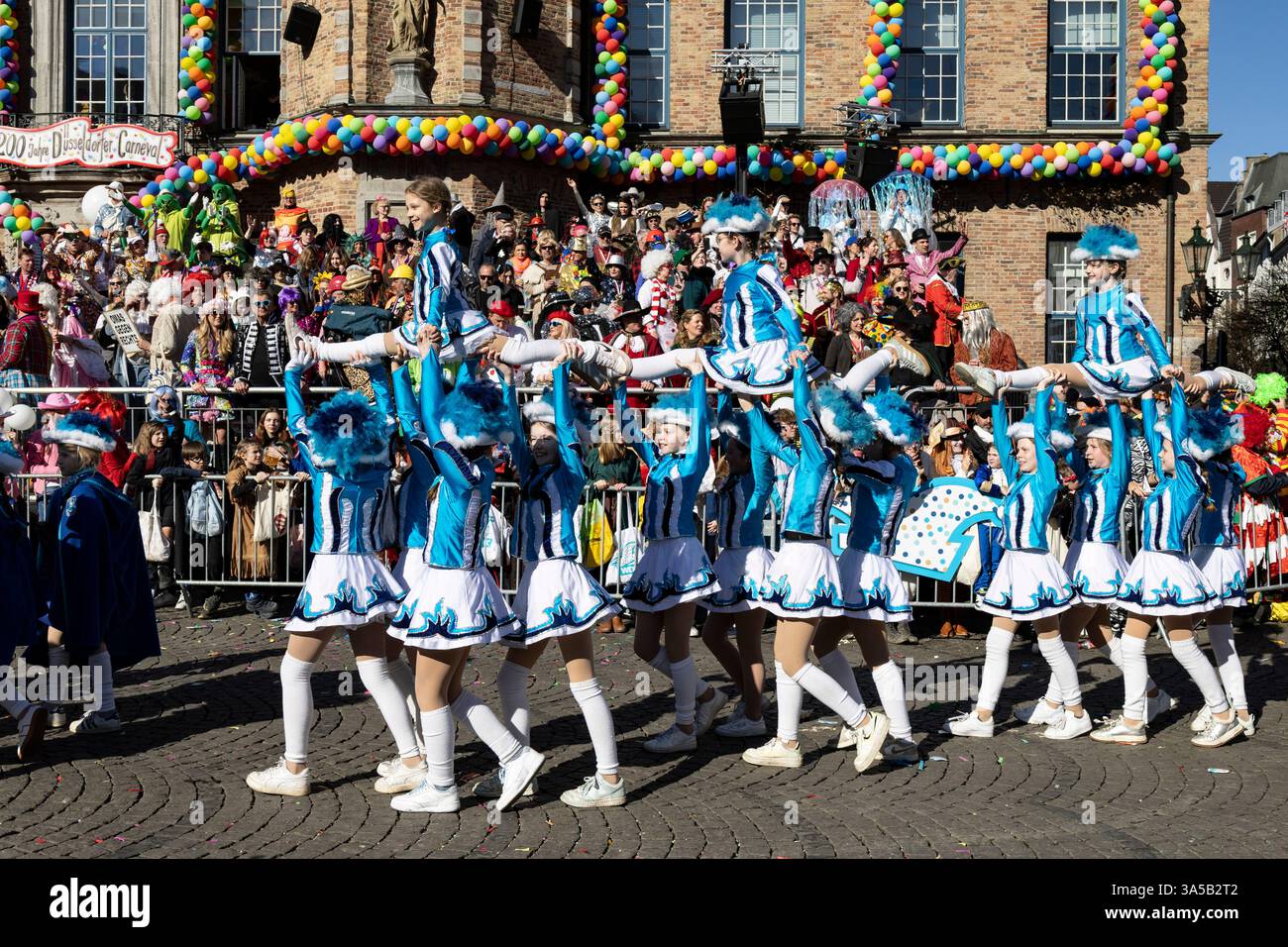 tanzmariechen-dance-majorettes-carnival-parade-on-rosenmontag-rose