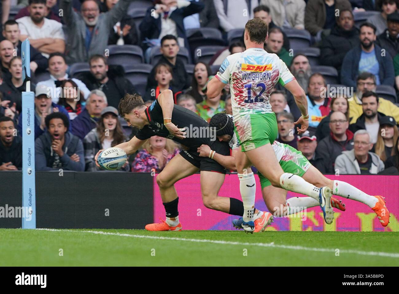 Saracens’ Tobias Elliott (left) scores his sides second try of the game ...