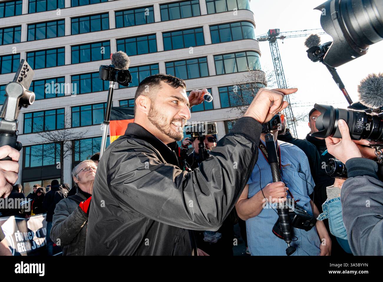 Große Nazi-Demonstration am Berliner Ostkreuz Der Rechtsextremist und ...