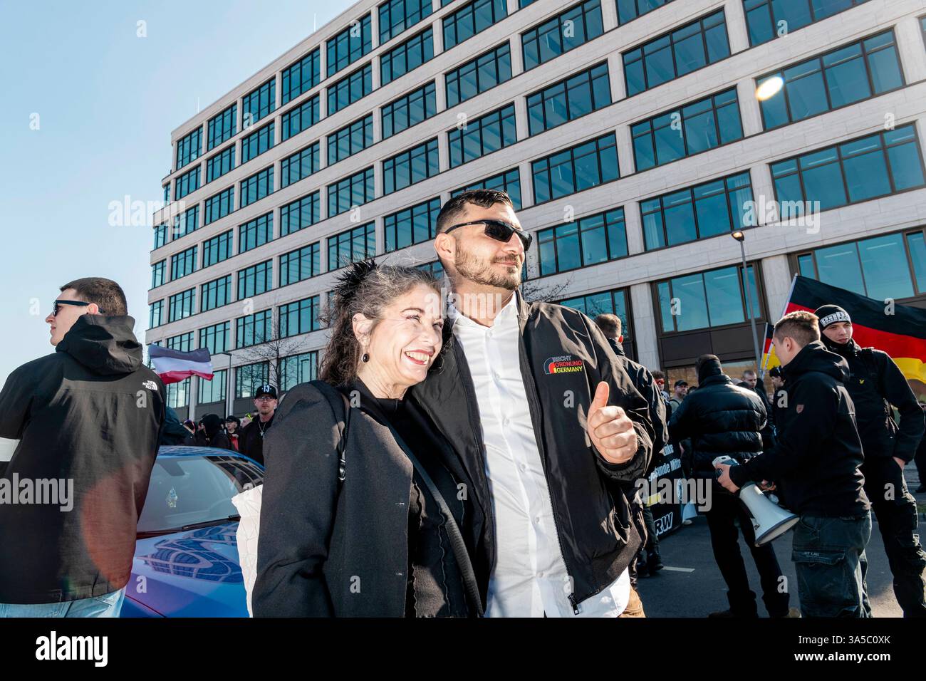 Große Nazi-Demonstration am Berliner Ostkreuz Der Rechtsextremist und ...