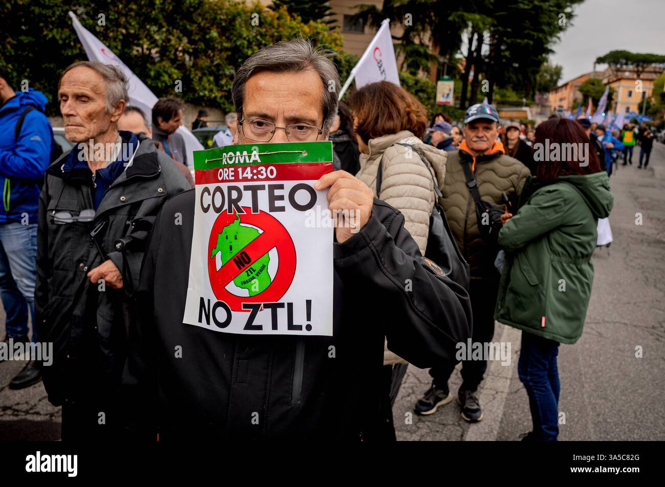 Demonstration against the new Green Belt ZTL ROME, ITALY - MARCH 7: Demonstration various associations and committees of the area of dissent to protest against the ZTL Limited Traffic Zone wanted by the mayor of Rome Roberto Gualtieri that prohibits within this area for Diesel Euro 4 and Gasoline Euro 3 vehicles on March 7, 2025 in Rome, Italy. Among other demands presented by participants: no to rearmament and social control through cameras. restriction of freedom of movement. Rome Italy Copyright: xStefanoxMontesix Stock Photo