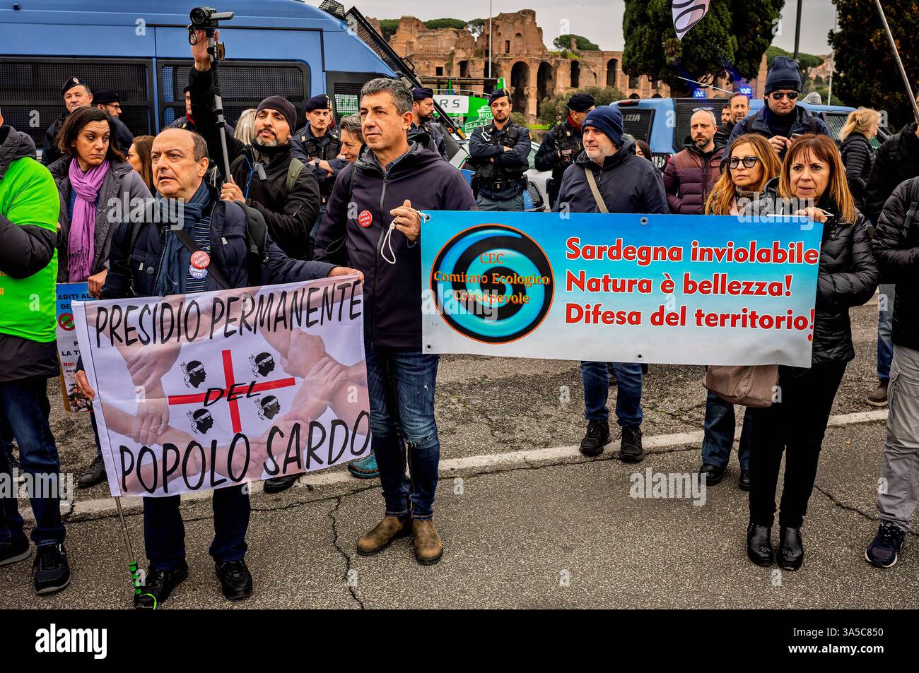 Demonstration against the new Green Belt ZTL ROME, ITALY - MARCH 7: Demonstration various associations and committees of the area of dissent to protest against the ZTL Limited Traffic Zone Green Belt wanted by the mayor of Rome Roberto Gualtieri that prohibits within this area for Diesel Euro 4 and Gasoline Euro 3 vehicles on March 7, 2025 in Rome, Italy. Among other demands presented by participants: no to rearmament and social control through cameras. restriction of freedom of movement. Rome Italy Copyright: xStefanoxMontesix Stock Photo