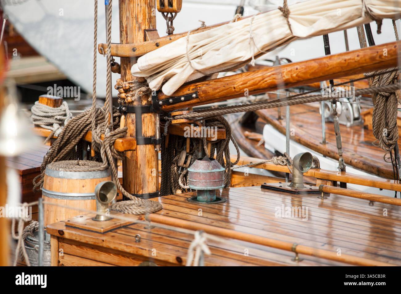 Detailed rigging ropes mast hi-res stock photography and images - Alamy