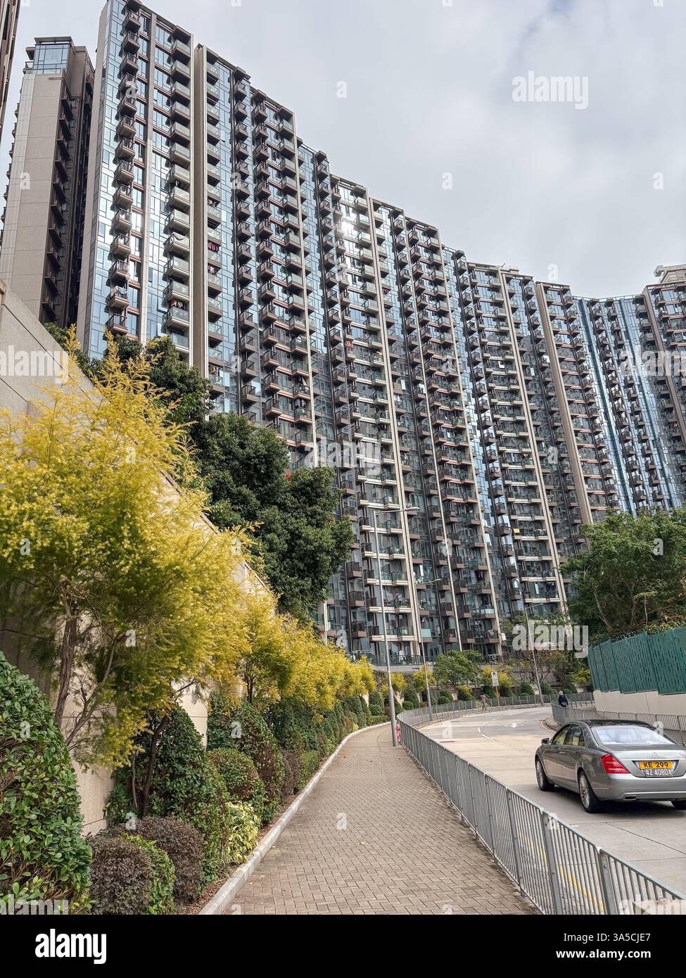 High rise building kowloon hong kong hi-res stock photography and ...
