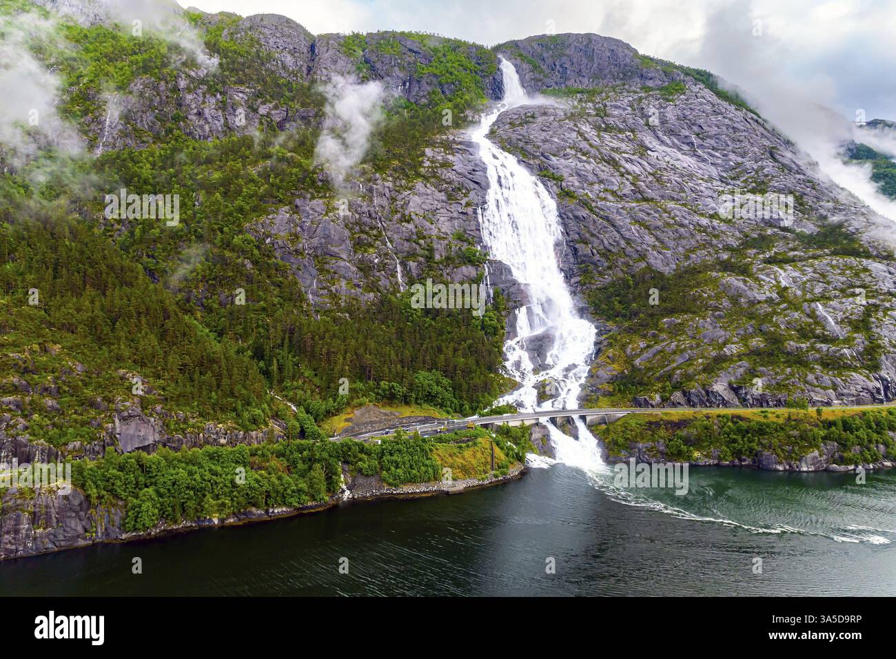 Drone flight above river passes hi-res stock photography and images - Alamy
