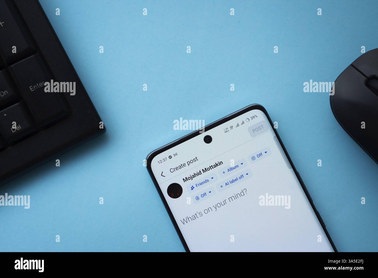 Facebook post screen hi-res stock photography and images - Alamy