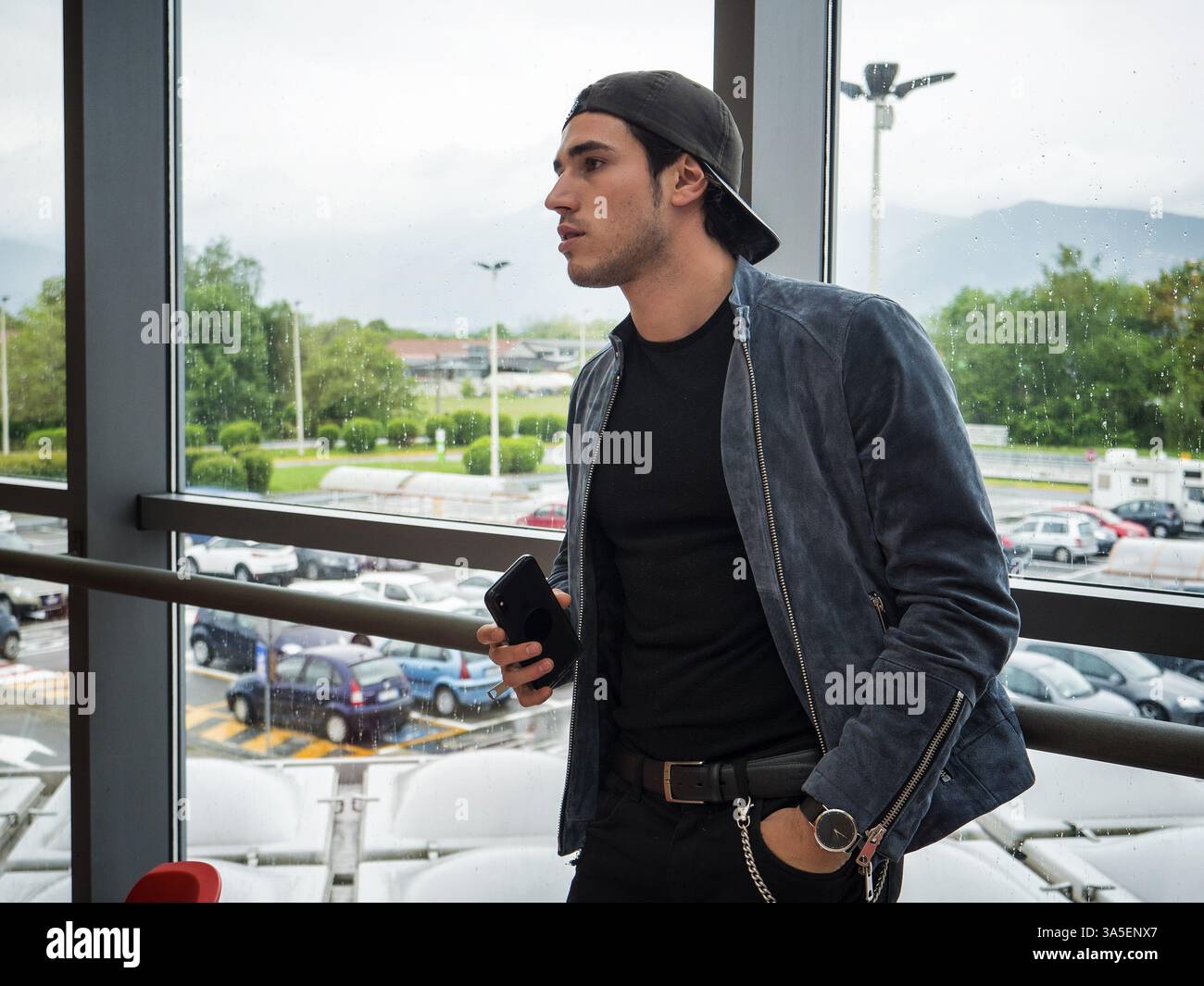People wearing baseball caps hi-res stock photography and images - Alamy