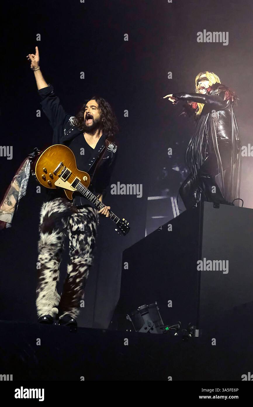 Tom Kaulitz Und Bill Kaulitz Von Tokio Hotel Live Bei Einem Konzert Von tom-kaulitz-und-bill-kaulitz-von-tokio-hotel-live-bei-einem-konzert-von