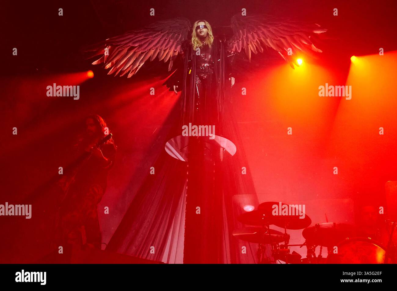 Tom Kaulitz, Bill Kaulitz und Gustav Schäfer von Tokio Hotel live bei einem Konzert von 