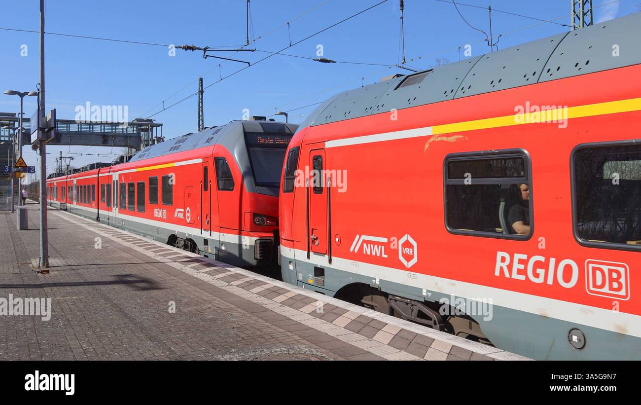 Eisenbahnverkehr in Nottuln-Appelhülsen. Regionalexpress Zug der ...