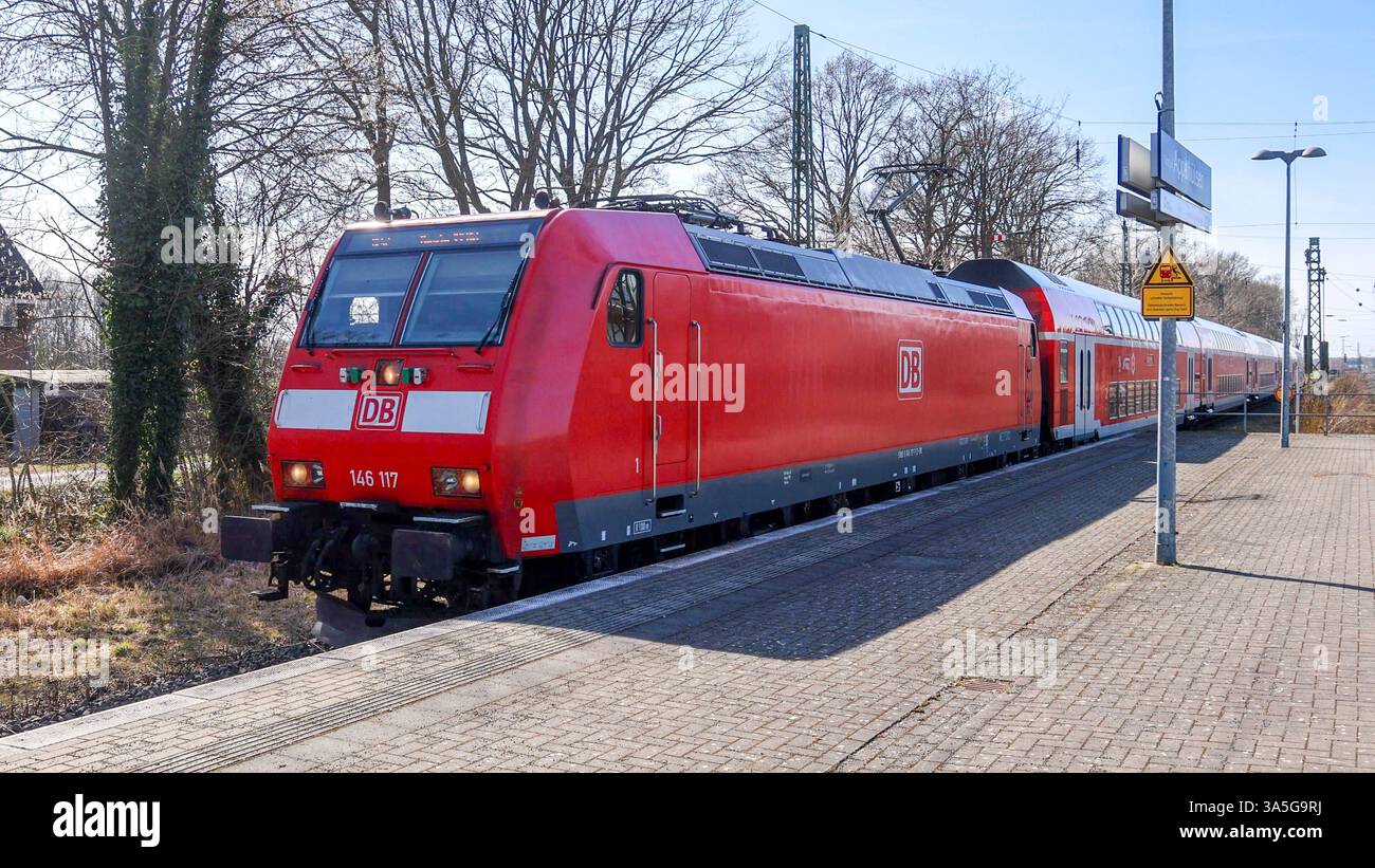 Eisenbahnverkehr in Nottuln-Appelhülsen. Regionalexpress Zug der ...