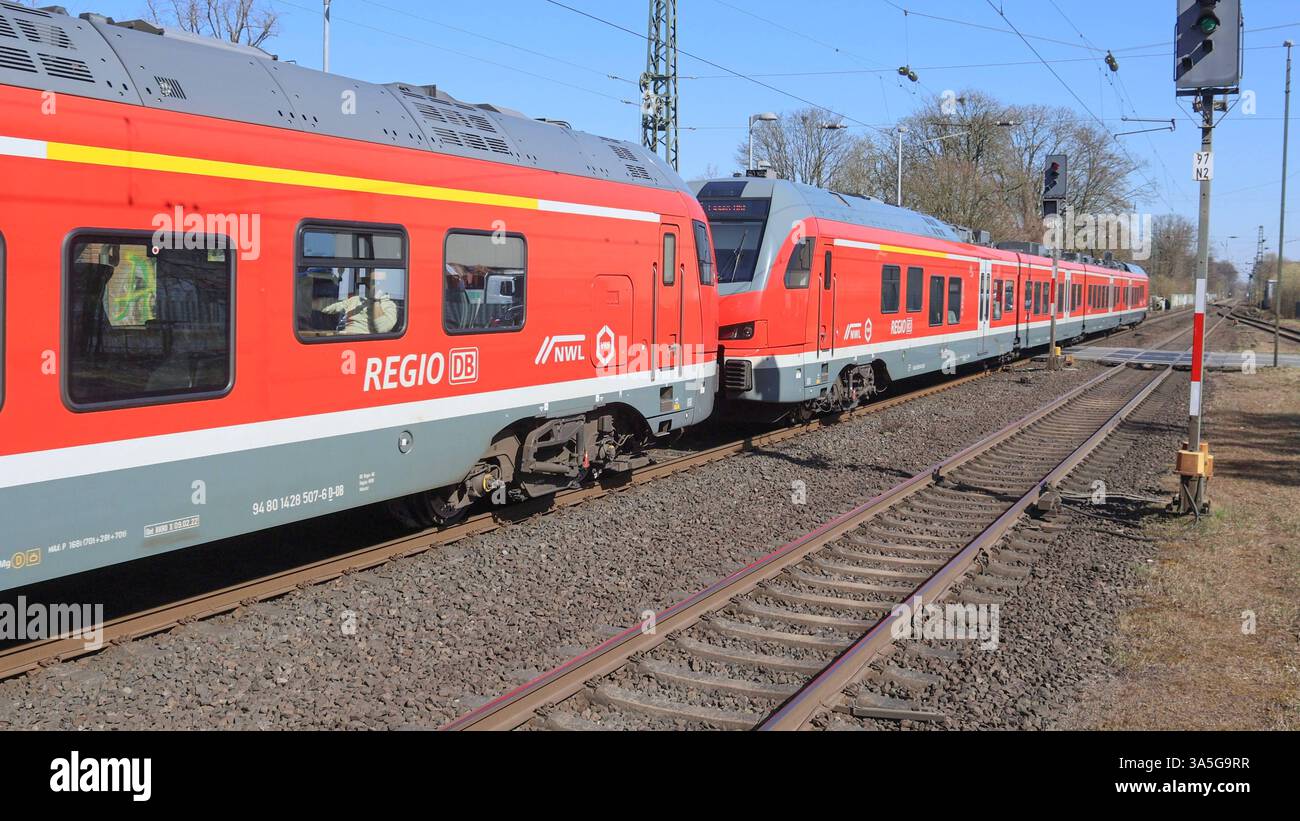 Eisenbahnverkehr in Nottuln-Appelhülsen. Regionalexpress Zug der ...