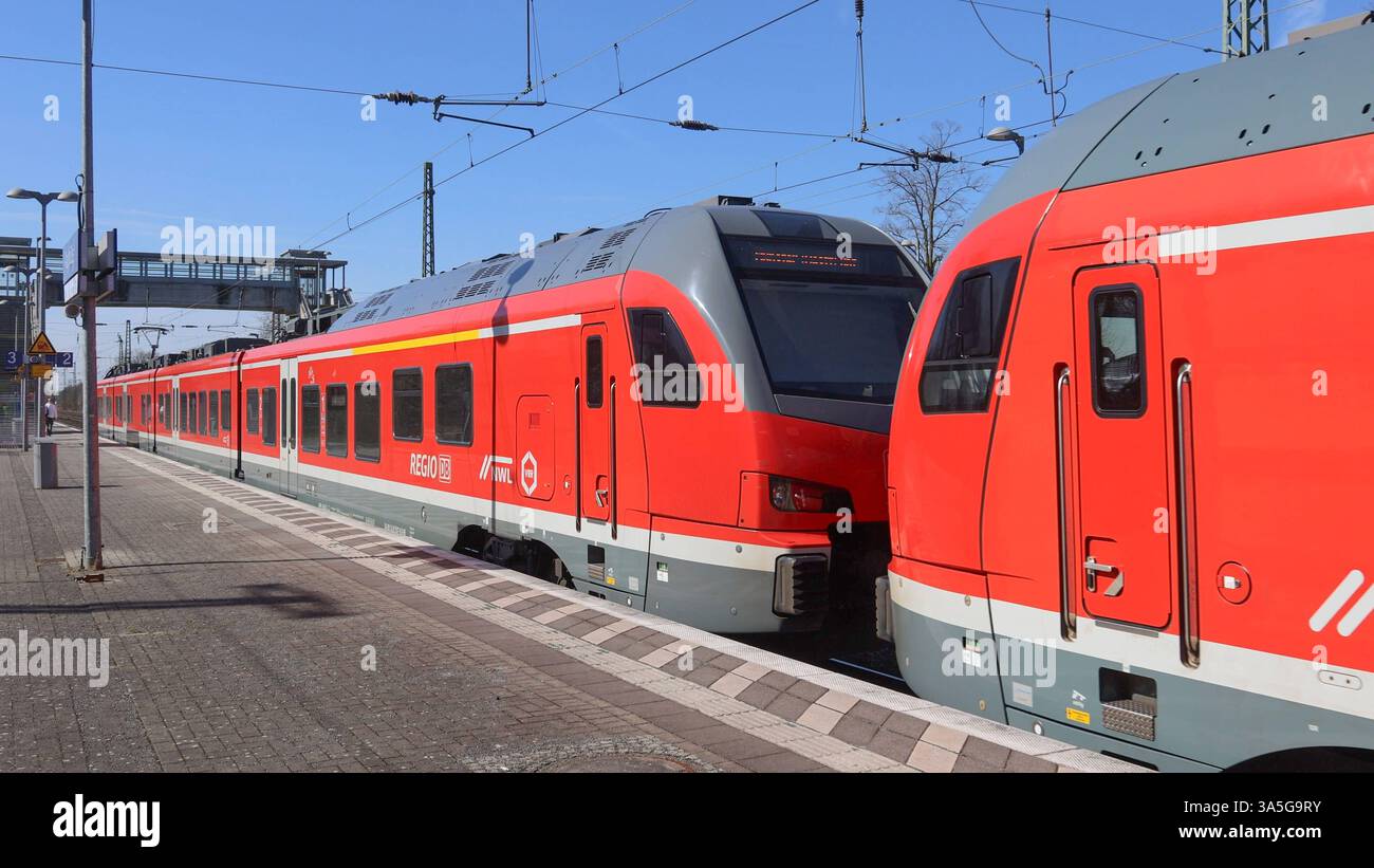 Eisenbahnverkehr in Nottuln-Appelhülsen. Regionalexpress Zug der ...
