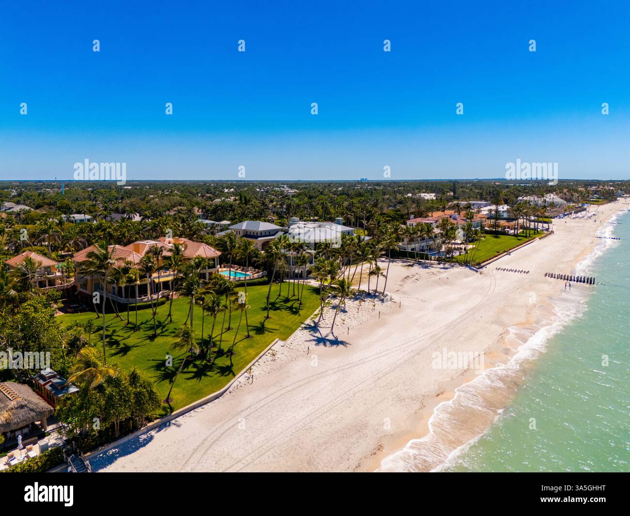 Luxury mansions on beach drone hi-res stock photography and images - Alamy