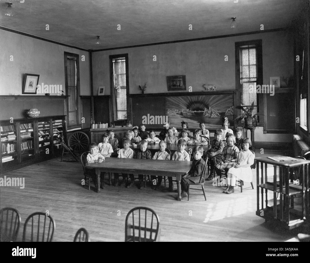The interior view of a classroom at the Riverview Lab School, St. Cloud State University, shows children engaged at two tables. Opened in 1913, Riverview Lab School provided practical education and training for future teachers. Stock Photo