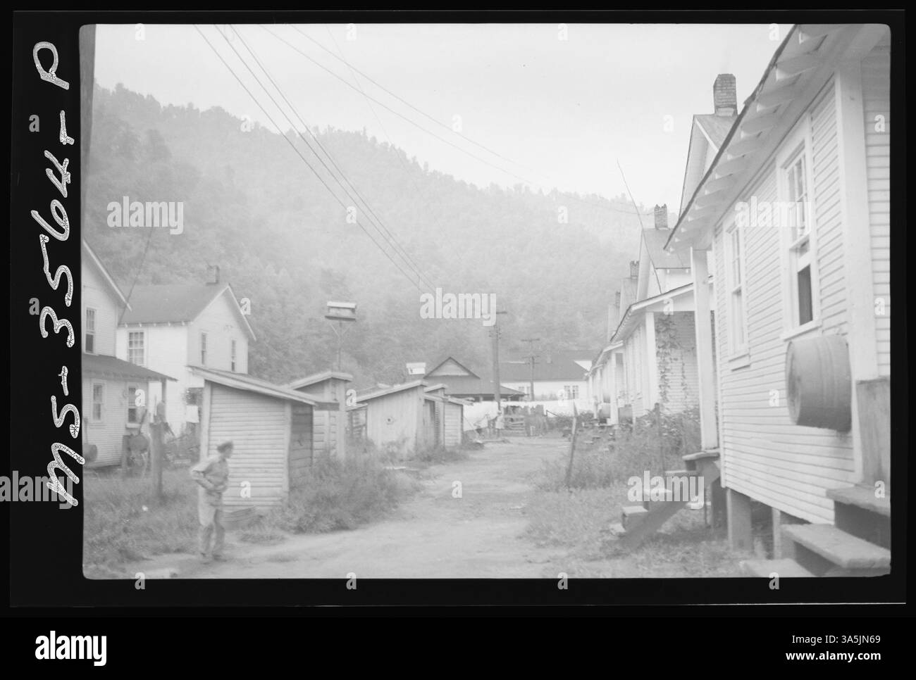 A view of a deep well and hand-operated pump in Crites Camp near Lorado #2 Mine, Logan County, West Virginia, showing essential water resources for the mining community. Stock Photo