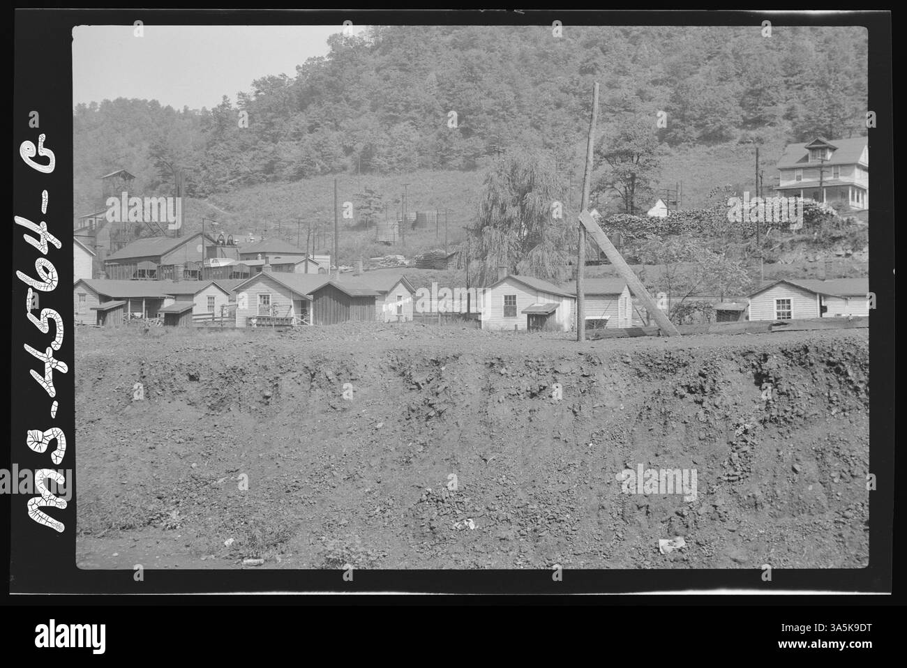 A section of housing at Peerless Coal & Coke Company’s #3 and #4 Mines ...