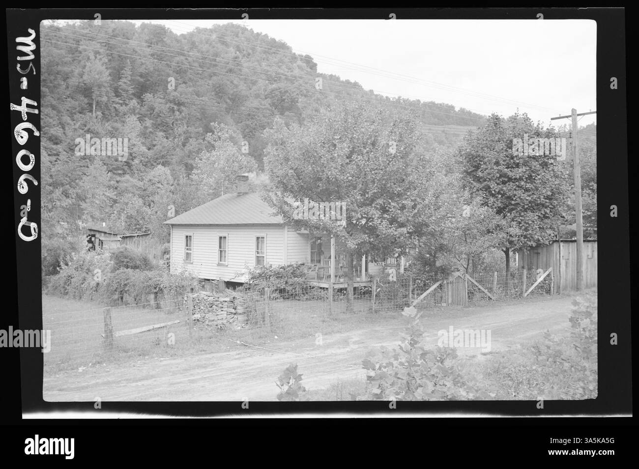 A typical view of the company camp at Pardee & Curtin Lumber Company’s Bergoo #2 Mine in Webster County, West Virginia, featuring the average water source and a well-maintained house. Stock Photo