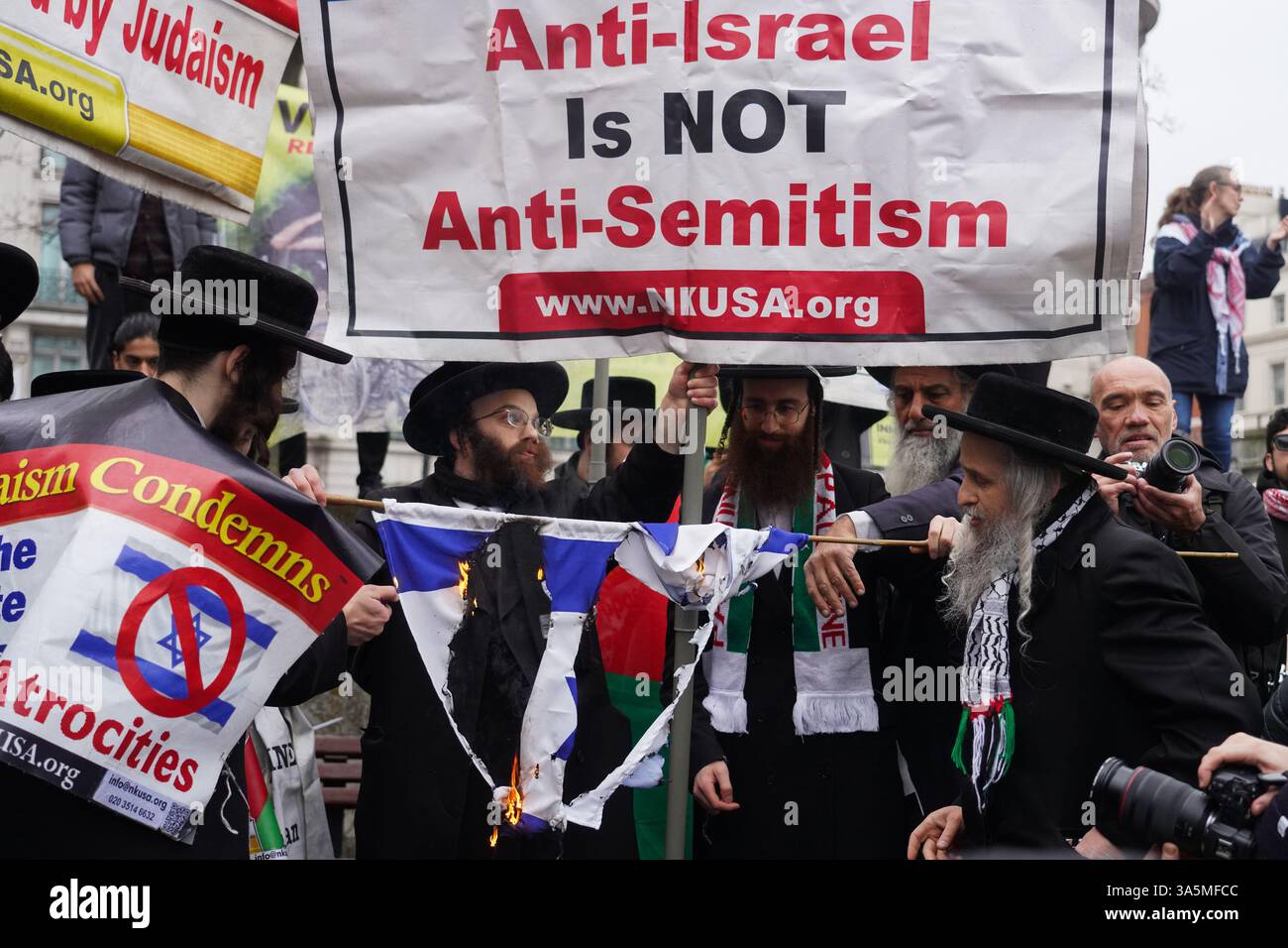 Anti zionist haredi jewish group neturei karta hi-res stock photography ...