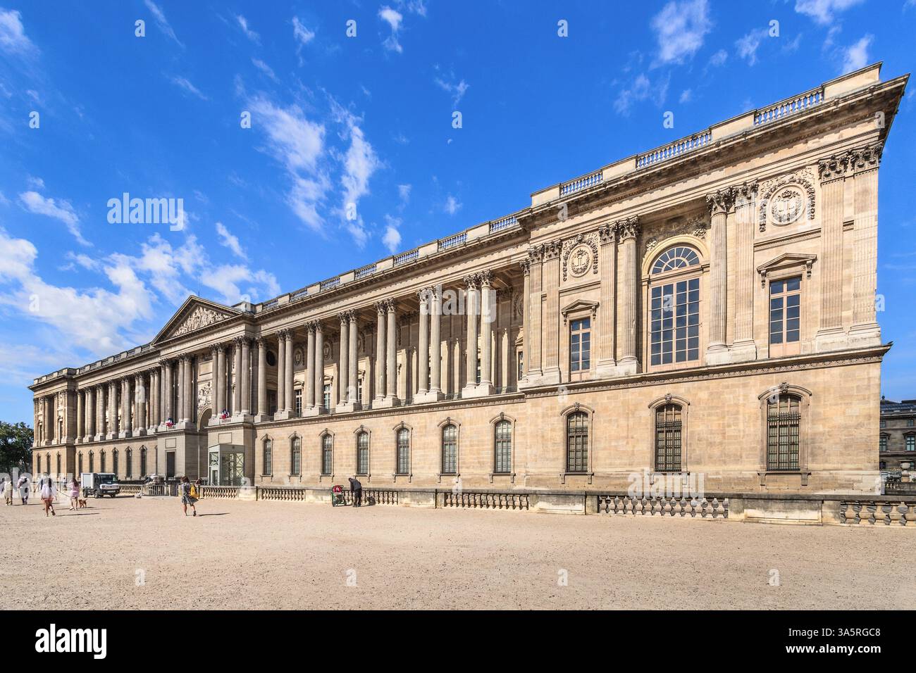 Louvre museum gallery hi-res stock photography and images - Alamy