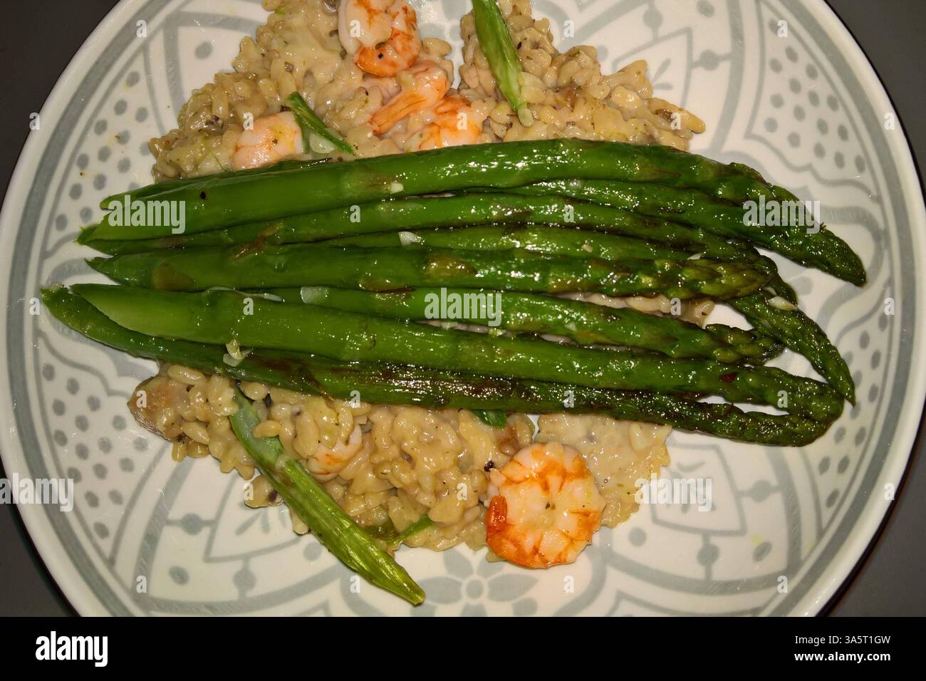 Gesundes Essen, frisch zubereitet: Parmesan Risotto mit Scampi, grüner ...