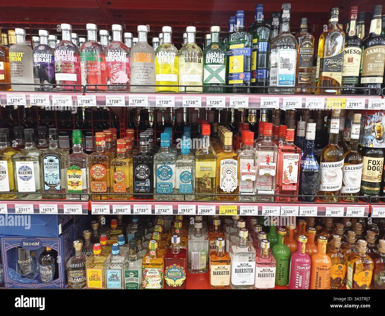 Supermarket alcohol spirits hi-res stock photography and images - Alamy