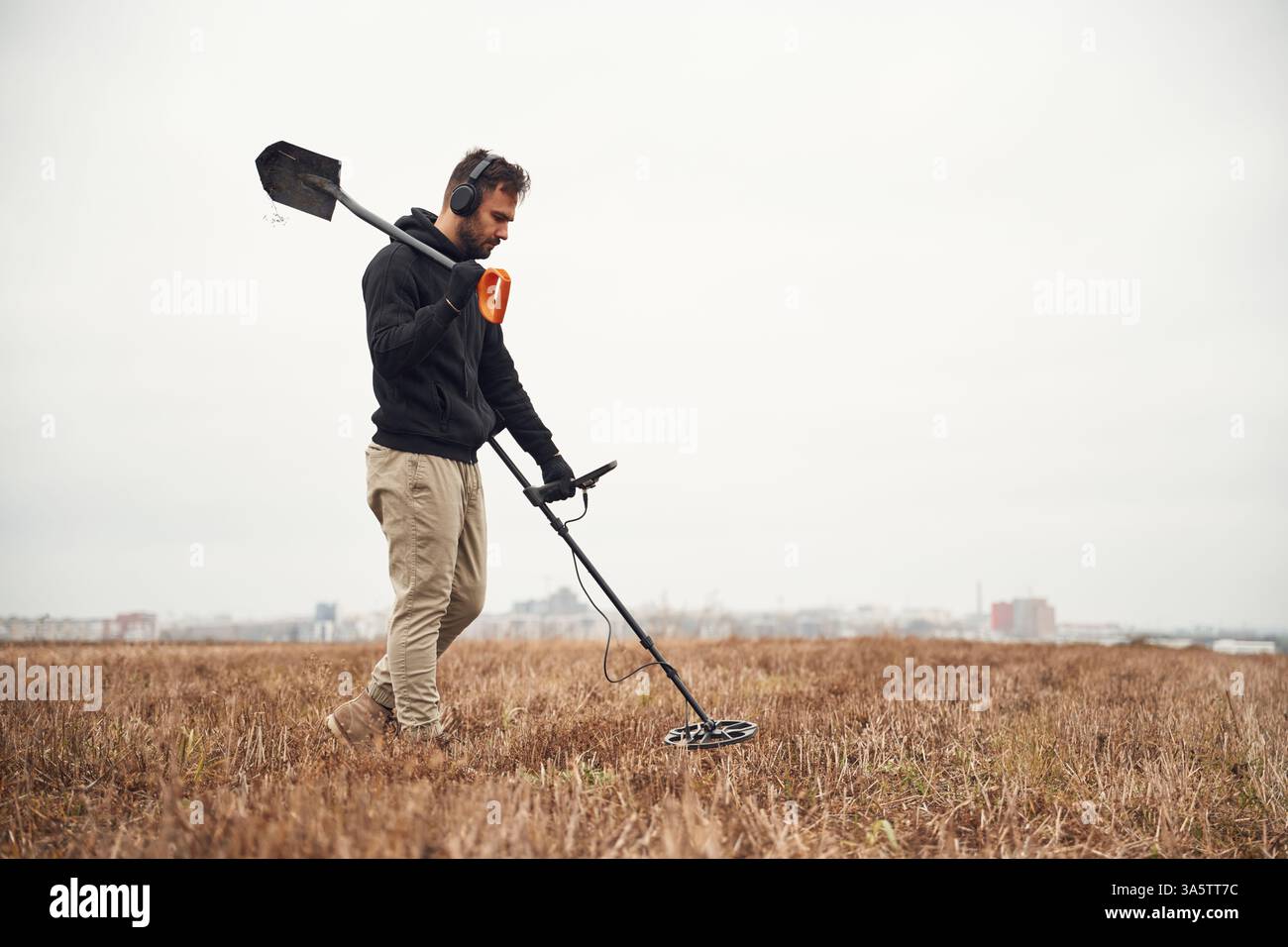 Man holding a metal detector hi-res stock photography and images - Alamy
