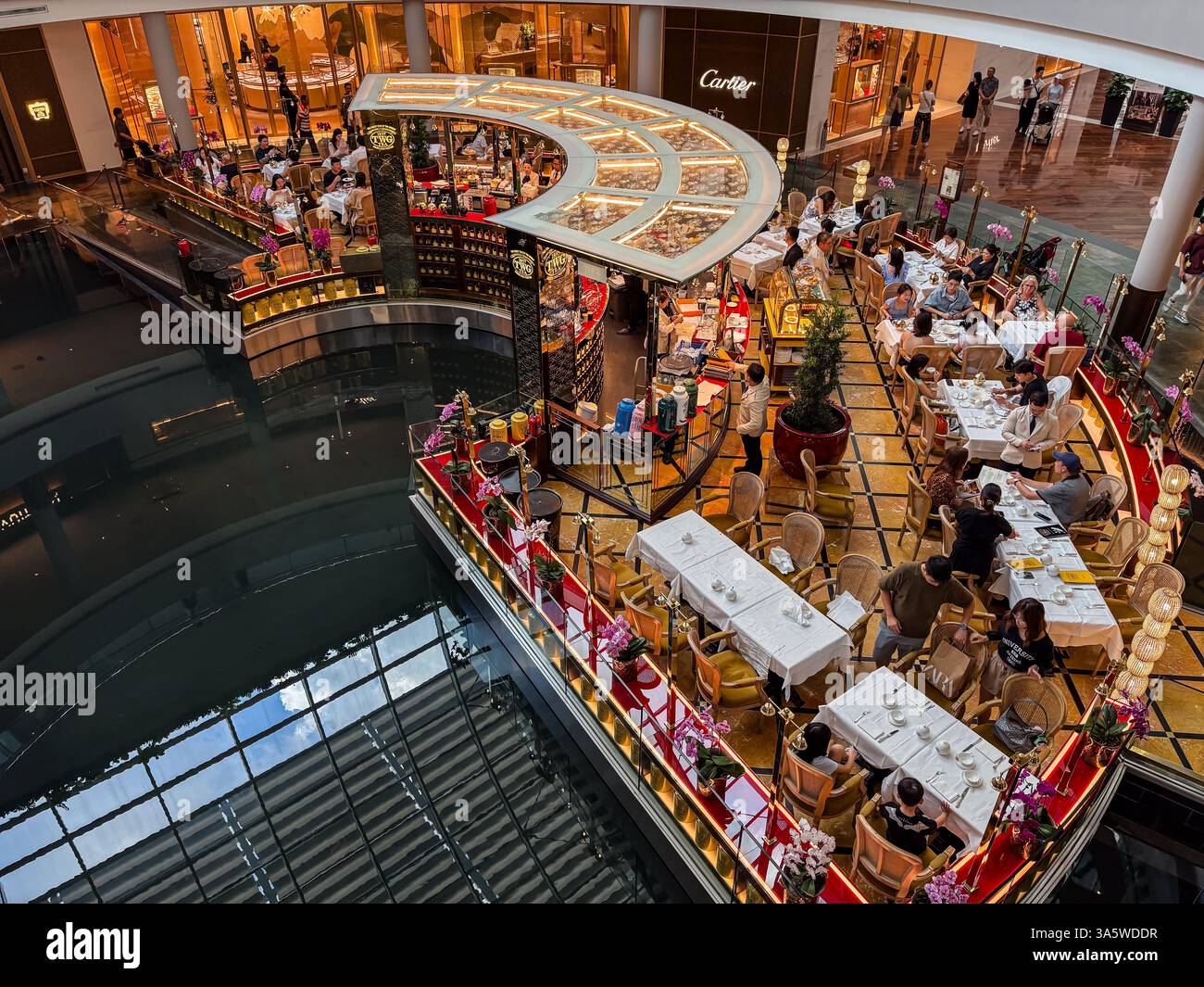 Marina Bay Sands shopping center in Singapore with the sampan boats ...