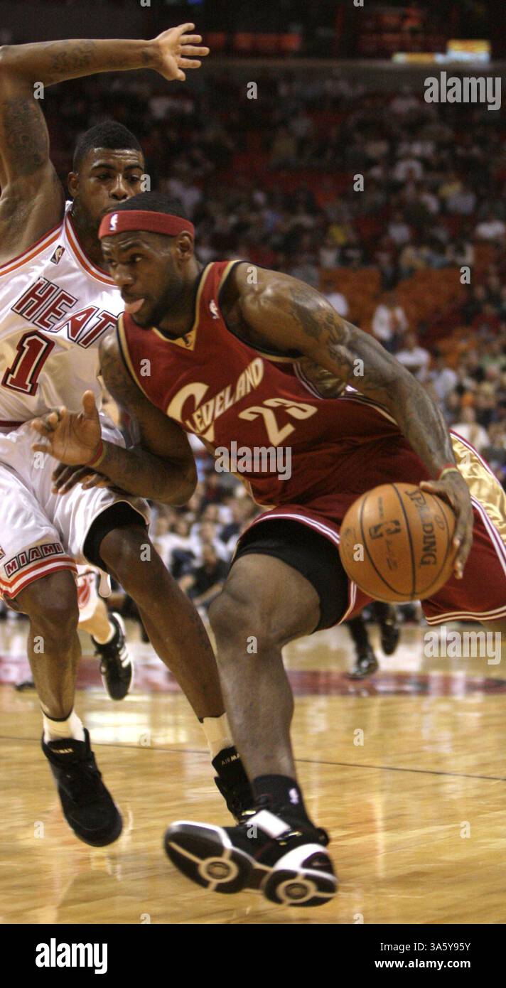 Jan. 21, 2008 - Cleveland Cavaliers' LeBron James rushes the basket ...
