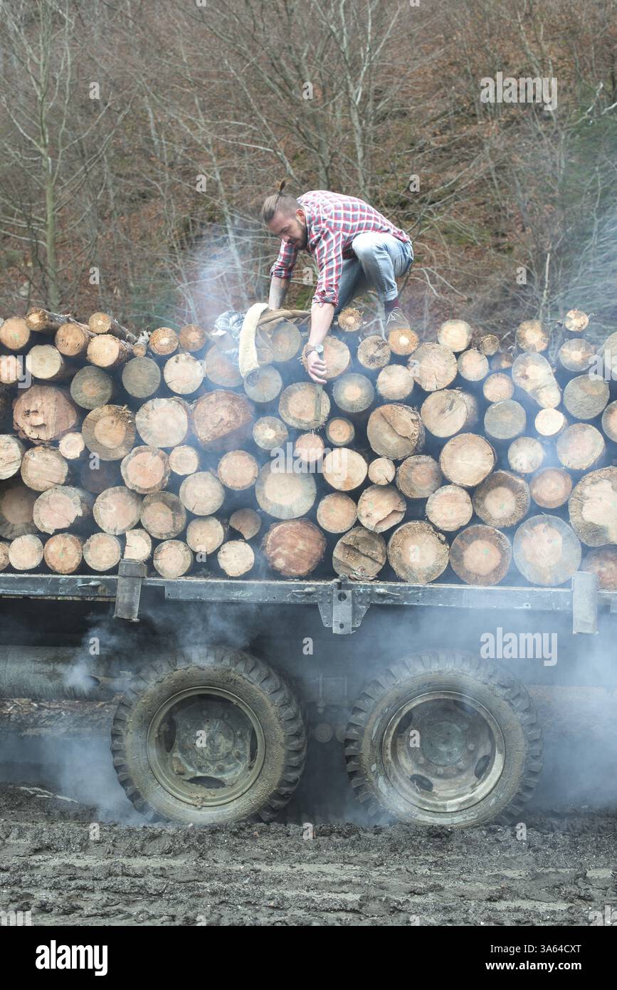 Vintage log truck hi-res stock photography and images - Alamy