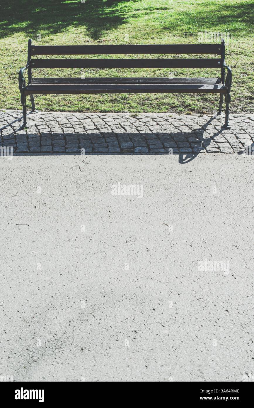 Outdoor bench silhouette hi-res stock photography and images - Alamy