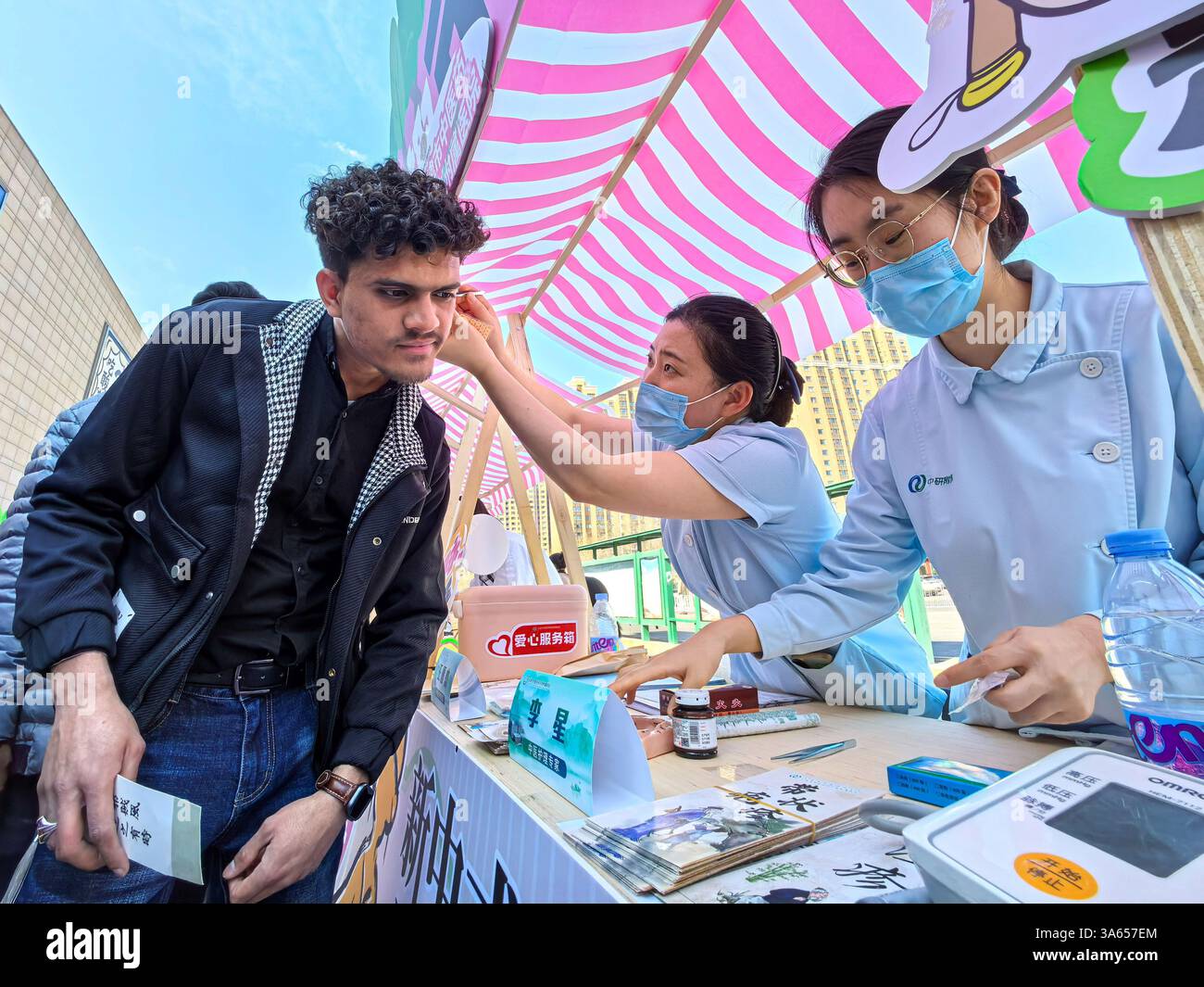 Chinese acupuncture student hi-res stock photography and images - Alamy