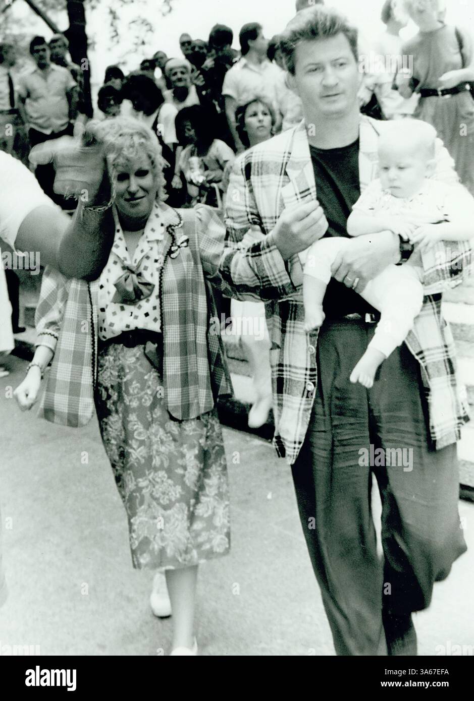 May 2, 2007 - ON SET FILMING OF ''BIG BUSINESS'' IN NEW YORK CITY 08-11-1987.BETTE MIDLER HUSBAND MARTIN VON HASSELBERG DAUGHTER SOPHIE . MICHAEL FERGUSON-   1987.BETTEMIDLERRETRO(Credit Image: © Globe Photos/ZUMAPRESS.com) Stock Photo
