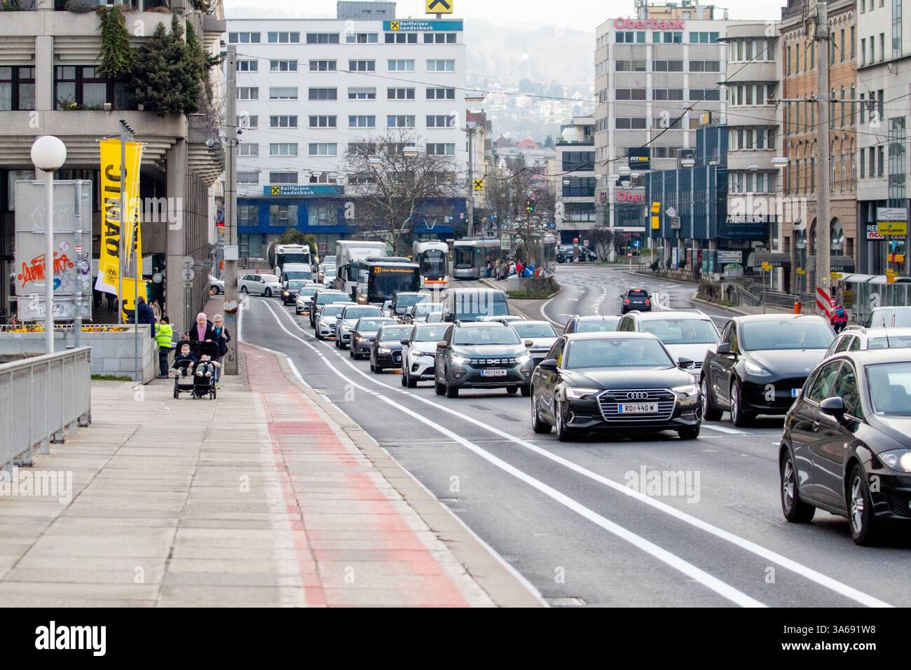 Linz, Verkehr 25.03.2025, LINZ, AUT, im Bild Themenbild, Verkehr, Stau ...